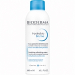 Un flacon vaporisateur blanc de 300 ml de « Bioderma Hydrabio Brume Eau Apaisante Rafraîchissante », destiné aux peaux sensibles et déshydratées, avec une étiquette comportant du texte en bleu et noir et muni d'un bouchon bleu. Dakar