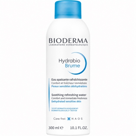 Un flacon vaporisateur blanc de 300 ml de « Bioderma Hydrabio Brume Eau Apaisante Rafraîchissante », destiné aux peaux sensibles et déshydratées, avec une étiquette comportant du texte en bleu et noir et muni d'un bouchon bleu. Dakar