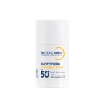 Un tube blanc de crème solaire Bioderma Photoderm Invisible Stick SPF 50+, orné d'inscriptions et de symboles bleus et jaunes indiquant une protection solaire élevée, posé à la verticale sur un fond blanc uni. Dakar