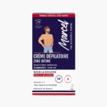 Emballage de la crème dépilatoire pour hommes "Marcel Crème Dépilatoire Zone Intime", représentant un homme en short bleu. La boîte est principalement bleue, blanche et rouge, avec des textes en français et en anglais et des informations sur le produit. Dakar