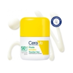 Un flacon de 50 ml de CeraVe Fluide Invisible Toucher Sec SPF 50+ Sans Parfum, muni d'un bouchon jaune, présenté sur fond blanc avec des volutes représentant la crème solaire et un badge bleu attestant de l'homologation dermatologique. Dakar