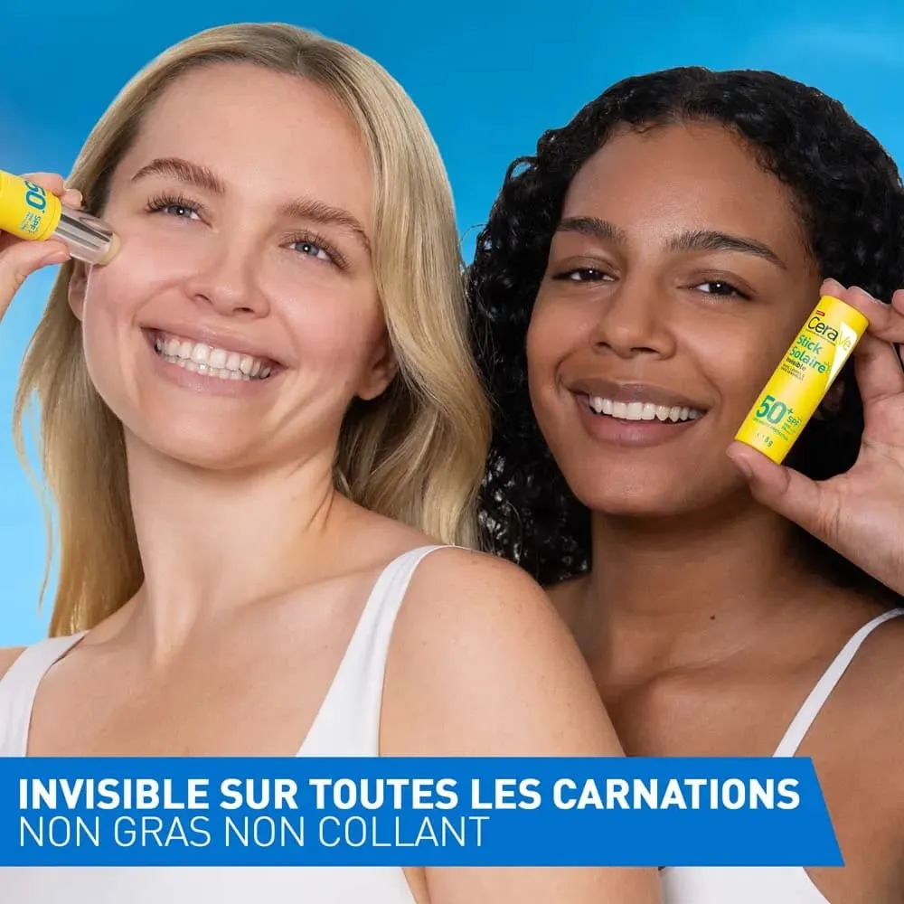 Deux femmes aux teints différents sourient tout en appliquant le Stick Solaire Invisible CeraVe SPF 50+ pour le visage, les lèvres et les zones sensibles, peaux sensibles, 8 g. Sur le fond bleu, un texte en français met en avant sa protection invisible et non grasse adaptée à tous les types de peau. Dakar