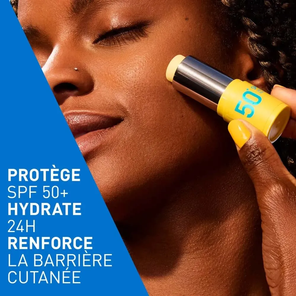 Une personne applique le stick solaire CeraVe SPF 50+ Invisible pour le visage, les lèvres et les zones sensibles (peaux sensibles, 8 g) sur sa joue. Le texte en bleu à gauche indique : « Protège SPF 50+ Hydrate 24 h Renforce la barrière cutanée. ». Dakar
