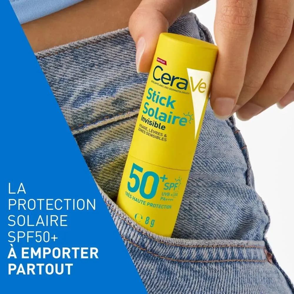 Une main glisse le stick solaire CeraVe Invisible SPF 50+ pour le visage, les lèvres et les zones sensibles (peaux sensibles, 8 g) dans la poche d'un jean bleu. Un texte en français sur un fond bleu met en avant ses avantages en matière de protection solaire nomade. Dakar