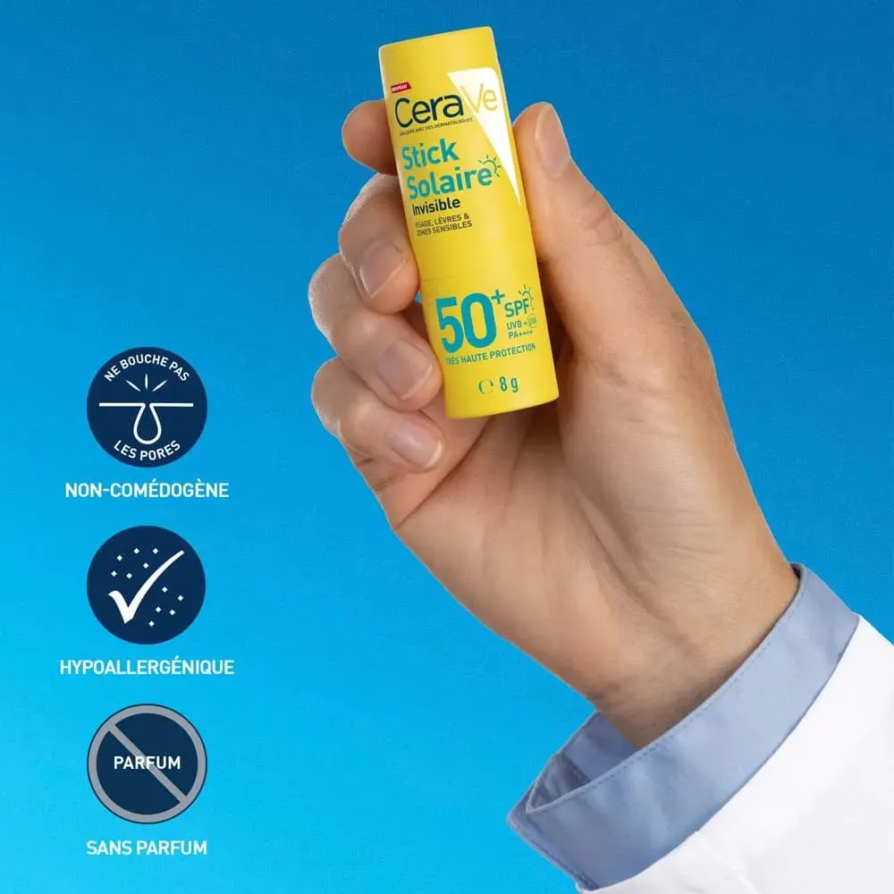 Une main tient le stick solaire CeraVe Invisible SPF50+ pour le visage, les lèvres et les zones sensibles (peaux sensibles), 8 g, sur un fond bleu. Des icônes indiquent qu'il est non comédogène, hypoallergénique et sans parfum. Dakar