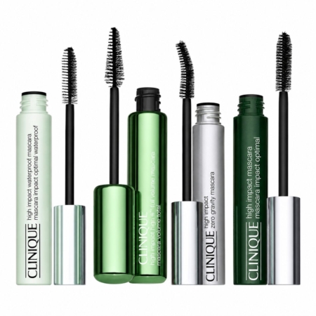 Quatre tubes du mascara « High Impact Volumateur » de Clinique, placés à la verticale — vert clair, vert, argenté et encore vert —, dévoilent leurs brosses noires aux formes variées. Les bouchons ont été retirés pour mettre en valeur cette diversité. Dakar