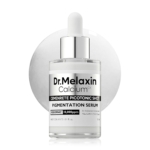 Un flacon de Dr Melaxin Cemenrete Ampoule de Calcium Correcteur Anti Taches et Anti Age 30 ml se détache sur un fond blanc circulaire, soulignant ses propriétés correctrices de la pigmentation et anti-âge. Dakar