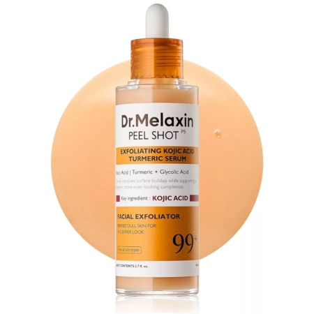 Un flacon de « Dr Melaxin Spray Corporel Exfoliant à l'acide kojique et au curcuma Peel Shot » de 200 ml, muni d'un bouchon compte-gouttes, trône devant une petite quantité de sérum orange clair ; son étiquette met en avant l'acide kojique et le curcuma comme ingrédients clés. Dakar