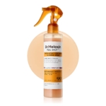 Un flacon Dr Melaxin Spray Exfoliant à l'Acide Kojique et au Curcuma Peel Shot de 200 ml avec un bouchon ambre est présenté devant une éclaboussure de liquide rond, orange clair, mettant l'accent sur l'acide kojique et le curcuma sur l'étiquette. Dakar