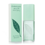 L'Eau Parfumée Green Tea d'Elizabeth Arden en vaporisateur de 100 ml est posée à côté de son coffret vert clair assorti ; tous deux arborent un motif de feuilles de thé vert ainsi que le nom du produit. Dakar