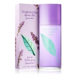 On voit ici un flacon couleur lavande de l'eau de toilette « Green Tea Lavender » d'Elizabeth Arden, posé à côté de son coffret floral assorti ; tous deux arborent un motif de feuilles vertes et des illustrations de lavande violette. Dakar