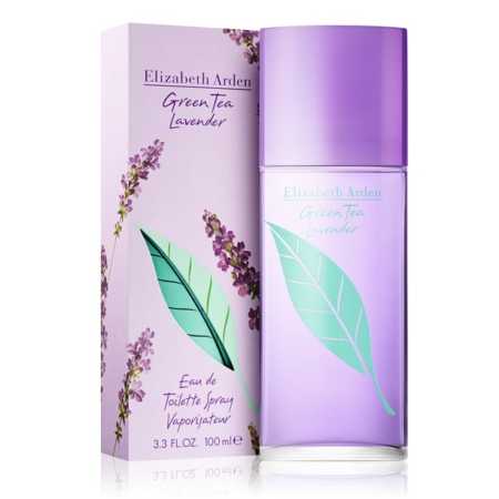 On voit ici un flacon couleur lavande de l'eau de toilette « Green Tea Lavender » d'Elizabeth Arden, posé à côté de son coffret floral assorti ; tous deux arborent un motif de feuilles vertes et des illustrations de lavande violette. Dakar