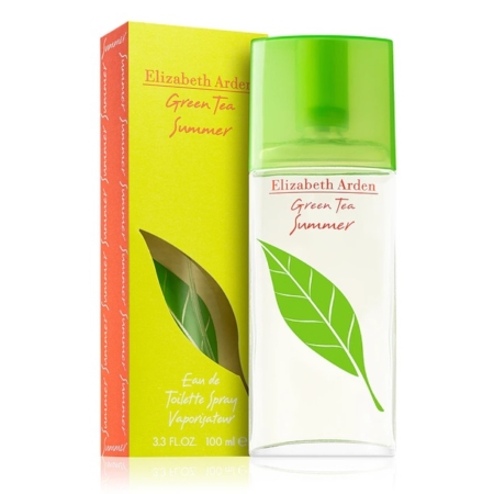 On voit ici un flacon du parfum « Green Tea Summer » d'Elizabeth Arden, muni d'un bouchon vert, posé à côté de son coffret orange et jaune, tous deux ornés d'un motif de feuilles vertes et du nom du produit. Le flacon contient 100 ml. Dakar