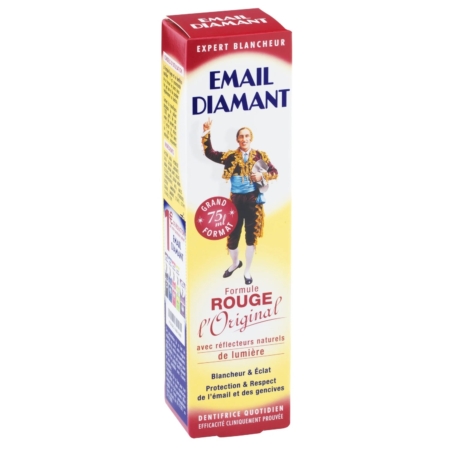 Boîte de dentifrice Email Diamant, représentant un homme en costume historique tenant une dent, avec un texte en français soulignant ses avantages en matière de blanchiment et de protection. L'emballage est principalement blanc, rouge et jaune. Dakar