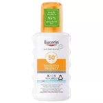 Un flacon blanc de 200 ml de Eucerin Sun Protection Sensitive Protect Kids SPF50+ Spray avec un bouchon orange, étiqueté avec Advanced Spectral Technology et info sur 95% de plastique recyclé. Dakar
