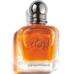 Flacon en verre transparent du parfum Emporio Armani "Stronger With You", rempli d'un liquide ambré, avec un bouchon en argent métallique et une marque en relief sur le devant du flacon. Dakar