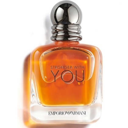 Flacon en verre transparent du parfum Emporio Armani "Stronger With You", rempli d'un liquide ambré, avec un bouchon en argent métallique et une marque en relief sur le devant du flacon. Dakar