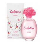 Un flacon du parfum Cabotine Rose de Grès Paris, orné d'un bouchon à motif floral rose, posé à côté de son coffret assorti à motifs floraux blancs et roses. Le flacon a une contenance de 50 ml (1,7 fl. oz.) et porte l'inscription « Rose ». Dakar
