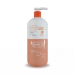 Un grand flacon de lotion pour le corps HT26 Paris Vitamine C Glow-up avec une pompe orange, avec un étiquetage blanc et orange et des graphiques de structure chimique sur la partie inférieure du flacon. Dakar