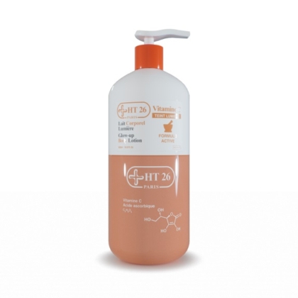 Un grand flacon de lotion pour le corps HT26 Paris Vitamine C Glow-up avec une pompe orange, avec un étiquetage blanc et orange et des graphiques de structure chimique sur la partie inférieure du flacon. Dakar