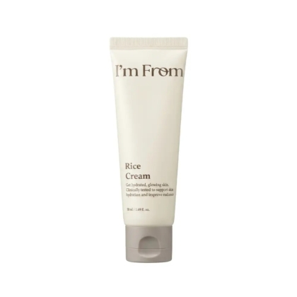 Un tube souple beige portant la mention « I'm From Rice Cream » et muni d'un bouchon gris est posé à la verticale sur un fond blanc. Il s'agit de la crème « I'm From Rice Crème Éclat Hydratation Intense et Teint Uniforme » de 50 ml, conçue pour une hydratation intense et un teint uniforme et éclatant. Dakar