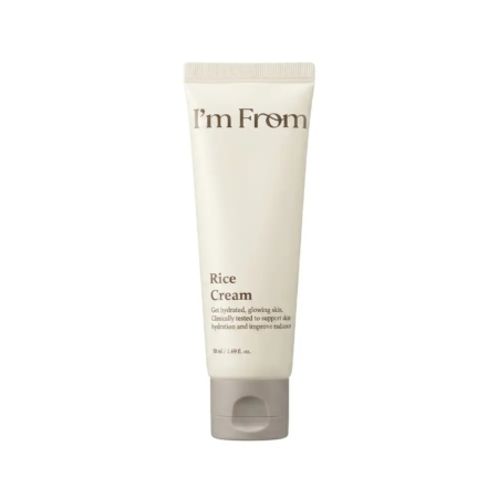 Un tube souple beige portant la mention « I'm From Rice Cream » et muni d'un bouchon gris est posé à la verticale sur un fond blanc. Il s'agit de la crème « I'm From Rice Crème Éclat Hydratation Intense et Teint Uniforme » de 50 ml, conçue pour une hydratation intense et un teint uniforme et éclatant. Dakar