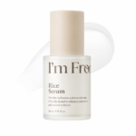 Une bouteille en verre dépoli munie d'un bouchon beige, portant l'étiquette « I'm From Sérum Riz éclaircissant et Illuminant 30 ml », est présentée à côté d'une trace transparente, mettant en avant ses bienfaits en matière d'hydratation, de nutrition et de renforcement de la barrière cutanée. Dakar