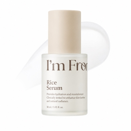 Une bouteille en verre dépoli munie d'un bouchon beige, portant l'étiquette « I'm From Sérum Riz éclaircissant et Illuminant 30 ml », est présentée à côté d'une trace transparente, mettant en avant ses bienfaits en matière d'hydratation, de nutrition et de renforcement de la barrière cutanée. Dakar