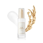 Le flacon transparent d'Anua 7 Sérum Barrière Hydratant aux Céramides de Riz 50 ml, doté d'une étiquette beige et d'une pompe dorée, est présenté à côté d'un frottis de sérum et de riz séché sur fond blanc, mettant en valeur son essence hydratante. Dakar