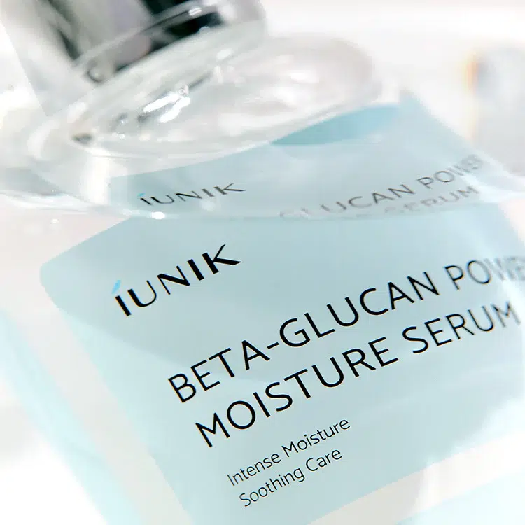 Gros plan sur le Sérum Repulpant et Hydratant Longue Durée au Bêta-Glucane d'IUnik (50 ml), mettant en valeur son étiquette bleue et blanche sur un flacon transparent légèrement incliné. Dakar