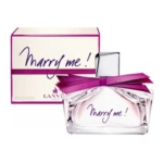 Un flacon de 75 ml d'eau de parfum Lanvin « Marry Me » pour femme, en verre transparent orné d'un ruban rose, avec en arrière-plan un coffret assorti ; le nom du produit y figure sur les deux en lettres cursives violettes élégantes. Dakar