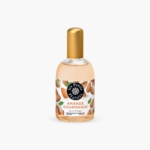 Un flacon en verre transparent de l'eau de toilette « Les Petits Plaisirs » Musc Blanc 30 ml (Copie), muni d'un bouchon doré. Son étiquette présente de charmantes illustrations de musc et de feuilles sur fond blanc, dans le style caractéristique de la marque. Dakar