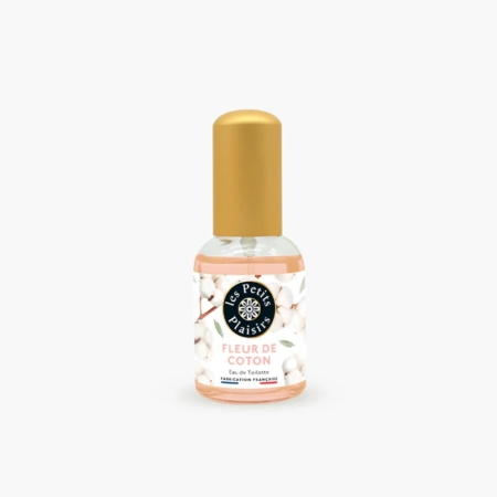 Un flacon de 110 ml d'eau de toilette « Les Petits Plaisirs » Amande Gourmande (réplique), doté d'un bouchon doré et d'une étiquette blanche ornée d'illustrations de fleurs de coton sur un fond blanc uni. Dakar