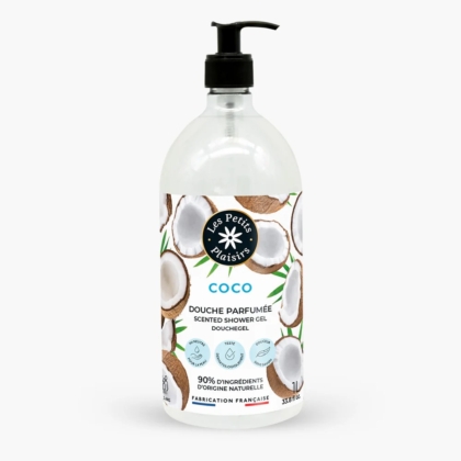 Un flacon pompe transparent du gel douche Les Petits Plaisirs Coco, décoré d'images de noix de coco et d'accents bleus, étiqueté comme contenant 90% d'ingrédients d'origine naturelle et fabriqué en France. Dakar