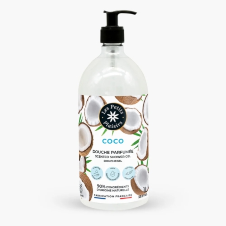 Un flacon pompe transparent du gel douche Les Petits Plaisirs Coco, décoré d'images de noix de coco et d'accents bleus, étiqueté comme contenant 90% d'ingrédients d'origine naturelle et fabriqué en France. Dakar