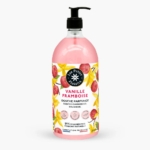 Un flacon de 1 litre de gel douche parfumé Les Petits Plaisirs Vanille Framboise avec un distributeur à pompe. L'étiquette est décorée d'illustrations de framboise et de vanille et met en valeur les ingrédients naturels. Dakar