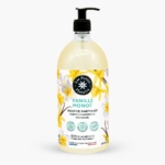 Un flacon pompe transparent du gel douche parfumé Les Petits Plaisirs Vanille Monoï, avec des fleurs jaunes et blanches sur l'étiquette, et un texte mettant en avant 90% d'ingrédients naturels et une fabrication française. Dakar