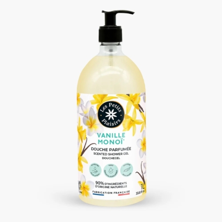 Un flacon pompe transparent du gel douche parfumé Les Petits Plaisirs Vanille Monoï, avec des fleurs jaunes et blanches sur l'étiquette, et un texte mettant en avant 90% d'ingrédients naturels et une fabrication française. Dakar
