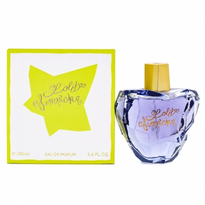 On voit ici un flacon d'eau de parfum Lolita Lempicka (100 ml), au design violet facetté, à côté de son coffret sur le thème des étoiles et de la crème pour les mains Nivea Luminous 630 Anti-Taches SPF 15 Hydratation 24 h (50 ml). Dakar