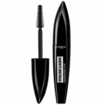 On voit un tube de mascara noir de la marque L'Oréal Paris portant la mention « False Lash Oversized Eye », dont la brosse applicatrice a été retirée et posée à côté, laissant apparaître la brosse à poils. Dakar
