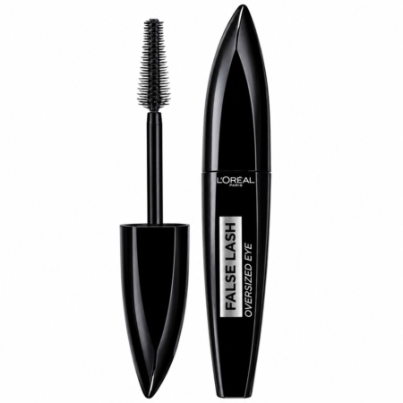 On voit un tube de mascara noir de la marque L'Oréal Paris portant la mention « False Lash Oversized Eye », dont la brosse applicatrice a été retirée et posée à côté, laissant apparaître la brosse à poils. Dakar