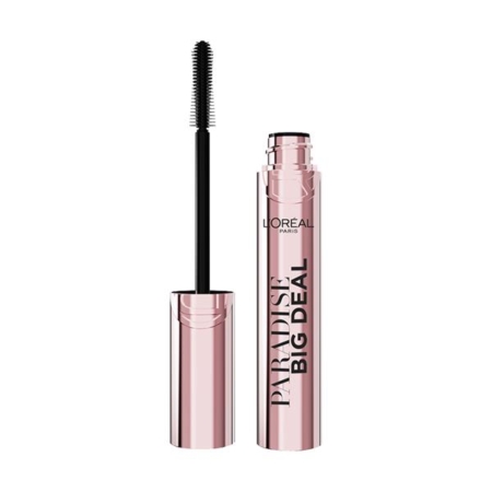 Un tube de mascara « Paradise Big Deal » de L'Oréal Paris, de couleur or rose, dont la brosse a été retirée et qui est posé à la verticale à côté du tube ouvert. Dakar