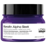 Un pot violet de masque professionnel « Keratin Alpha Sleek » de L'Oréal Professionnel Paris, muni d'une étiquette blanche, conçu pour offrir une douceur durable, lutter contre les frisottis et contrôler le volume, d'une contenance de 250 ml (8,5 fl. oz.). Dakar