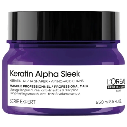 Un pot violet de masque professionnel « Keratin Alpha Sleek » de L'Oréal Professionnel Paris, muni d'une étiquette blanche, conçu pour offrir une douceur durable, lutter contre les frisottis et contrôler le volume, d'une contenance de 250 ml (8,5 fl. oz.). Dakar