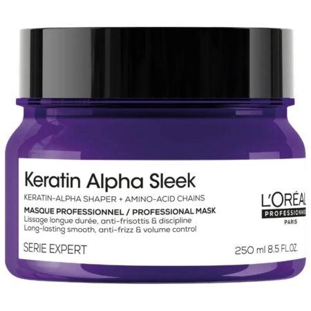 Un pot violet de masque professionnel « Keratin Alpha Sleek » de L'Oréal Professionnel Paris, muni d'une étiquette blanche, conçu pour offrir une douceur durable, lutter contre les frisottis et contrôler le volume, d'une contenance de 250 ml (8,5 fl. oz.). Dakar