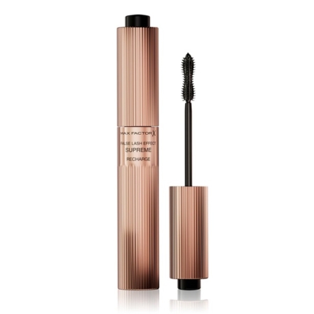Un tube doré aux reflets rosés du mascara « False Lash Effect Supreme Recharge » de Max Factor est posé à la verticale, sa brosse retirée et appuyée contre le tube, mettant ainsi en valeur le design texturé et nervuré de l'emballage. Dakar