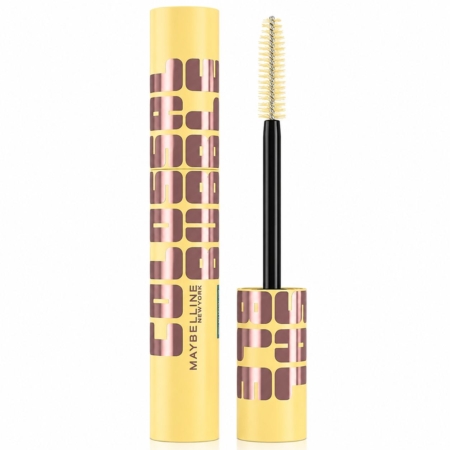 Un tube jaune de mascara « Colossal Curl Bounce » de Maybelline, orné d'une inscription violette bien visible, photographié sans son bouchon, la brosse à mascara posée à la verticale à côté du tube. Dakar