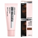 Un tube et un étui de fond de teint mat « Instant Age Rewind Perfector 4-en-1 Whipped Matte » de Maybelline, format 30 ml. L'étui présente des photos « avant-après » du visage d'une femme ainsi que des informations sur le produit en anglais et en français. Dakar