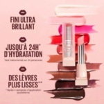 Plusieurs teintes de rouge à lèvres sont appliquées derrière un tube debout de « Maybelline New York Lifter Glaze Baume à Lèvres Hydratant Intense Brillance Intense », avec une mention en français indiquant une brillance ultra-intense, une hydratation jusqu’à 24 heures et des lèvres plus lisses après 4 semaines d’utilisation quotidienne. Dakar