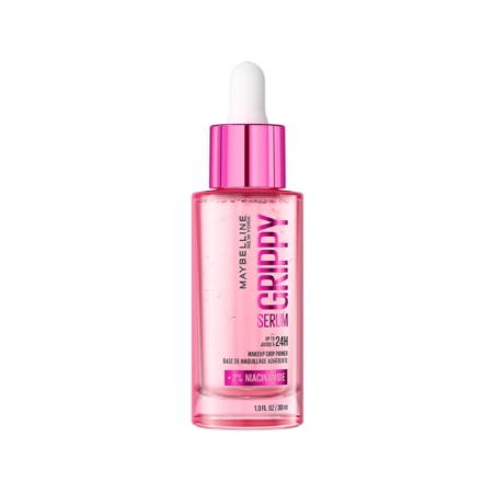 Un flacon rose clair de « Maybelline Grippy Serum », muni d'un bouchon compte-gouttes blanc et d'un col rose métallisé, sur lequel figure une étiquette indiquant une teneur en niacinamide de 2 % et une tenue du maquillage pendant 24 heures. Dakar